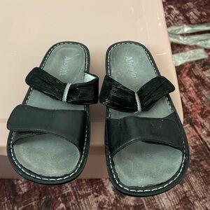 Algeria Adjustable Slip on Sandal Black & Gray SZ 41 (10)